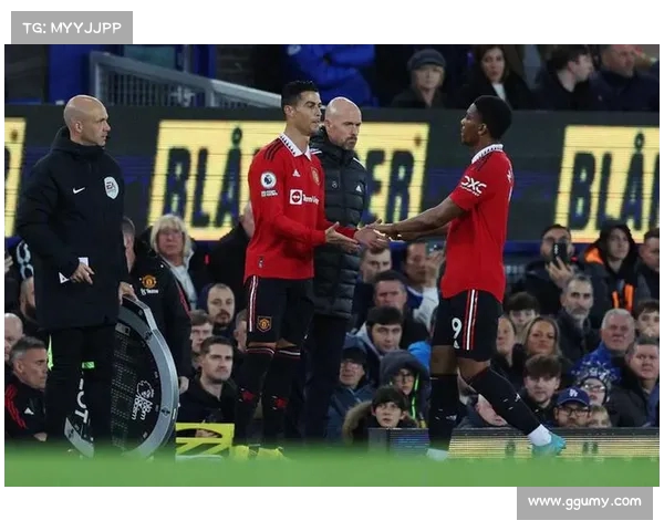 滕哈赫如何通过C罗回归重塑曼联更衣室氛围与团队文化 滕哈赫如何通过C罗回归重塑曼联更衣室氛围与团队文化